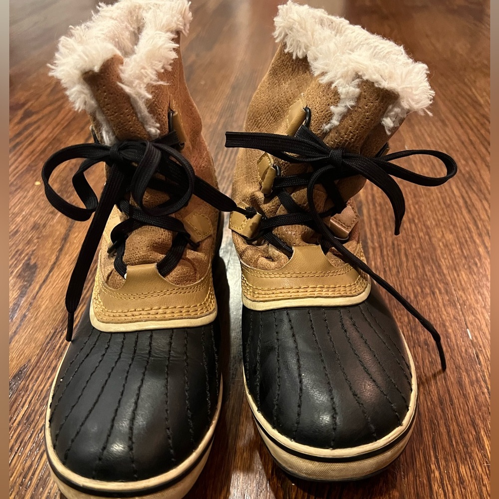 Sorel Tivoli Short Black and Tan Snow Boots